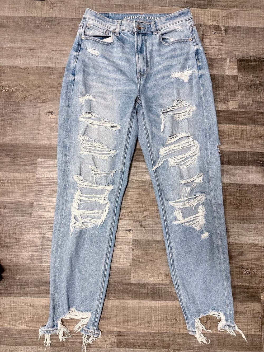 American Eagle Outfitters Women  Distressed Ripped Mom Jeans Sz 6